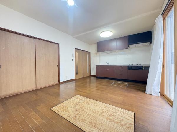 小学校の近い家。車も2台停められます。 リビングダイニング