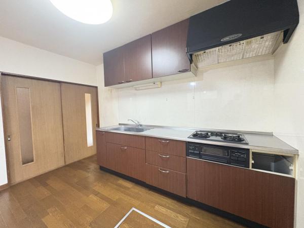 小学校の近い家。車も2台停められます。 キッチン