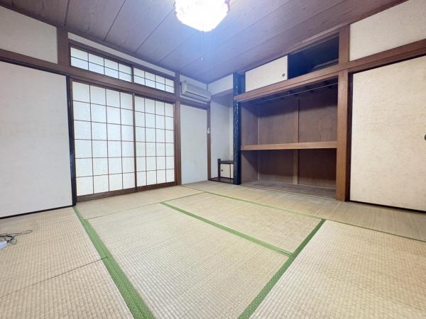 小学校の近い家。車も2台停められます。 和室