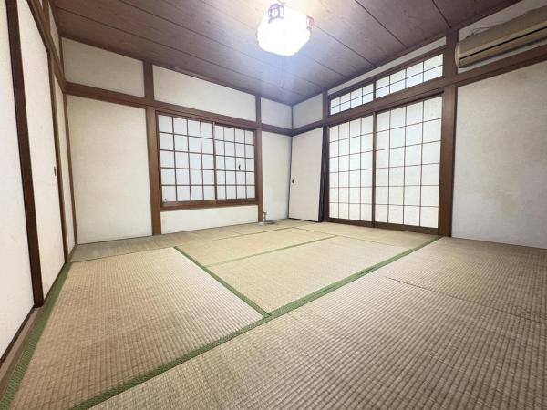 小学校の近い家。車も2台停められます。 和室