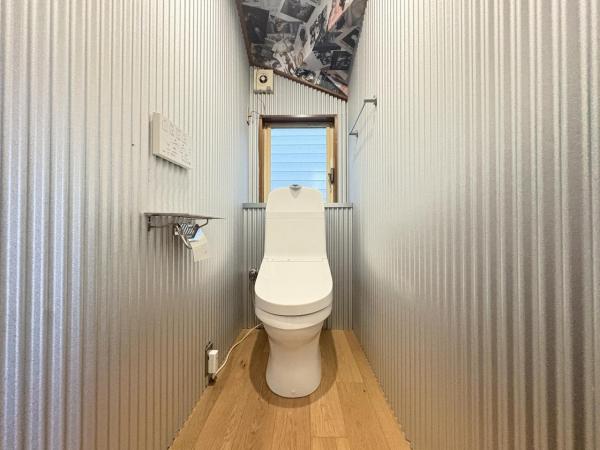 小学校の近い家。車も2台停められます。 トイレ