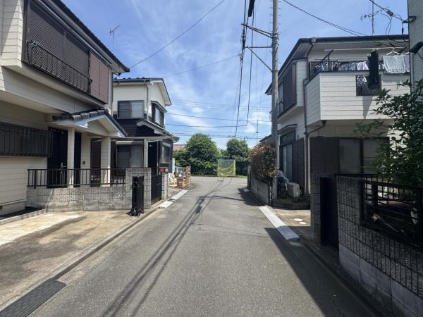 川越市大字菅間　中古戸建 前面道路含む現地写真