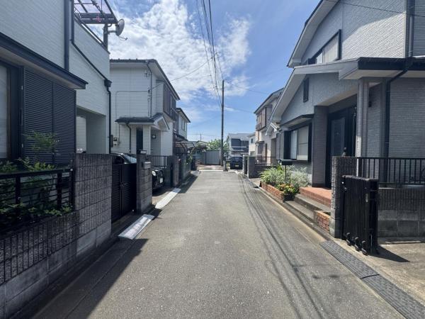 川越市大字菅間　中古戸建 前面道路含む現地写真