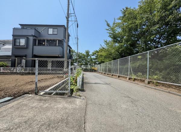 川越市大字的場　土地 前面道路含む現地写真