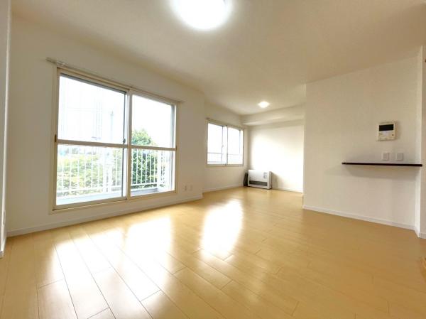 グラン・ドムール西岡 リビングダイニング