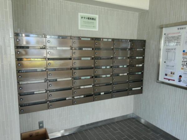 ロイヤルシャトー高丘 郵便受け