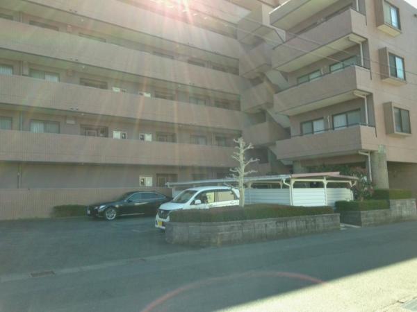 ロイヤルシャトー高丘 敷地内駐車場