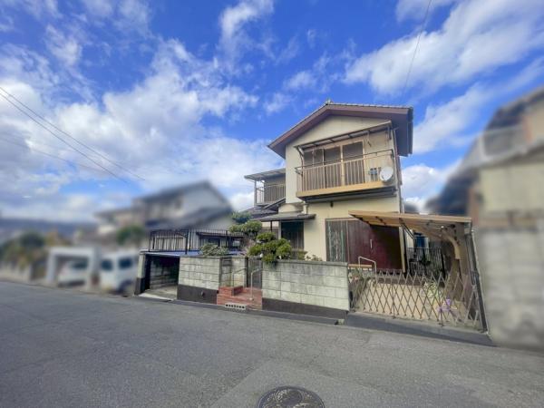 鴨方町鳩ケ丘二丁目　戸建て 前面道路含む現地写真 