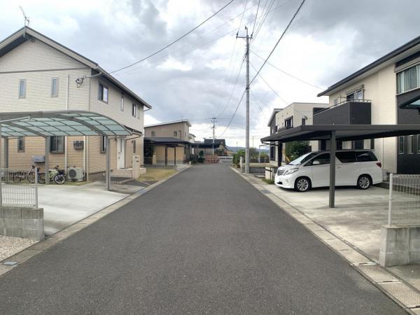 小城市三日月町樋口　戸建 前面道路含む現地写真 