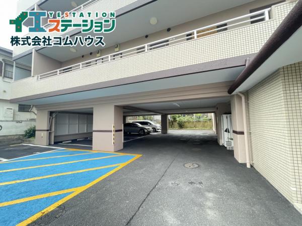 アムール春日 敷地内駐車場