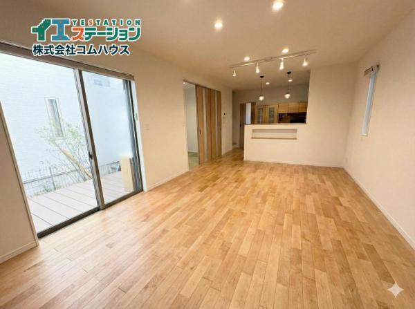 和白東１丁目築浅戸建 リビング 
