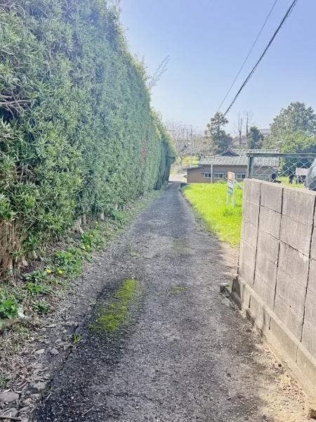 行橋市大字道場寺　中古戸建 前面道路含む現地写真 