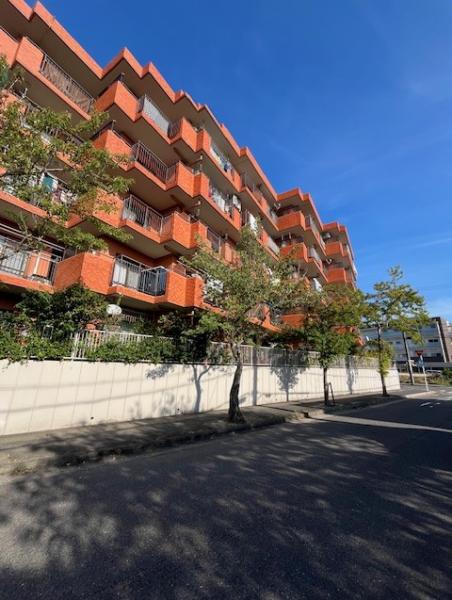 ライオンズマンション菅田　テラス＋専用庭のある１階のお部屋 現地外観写真 