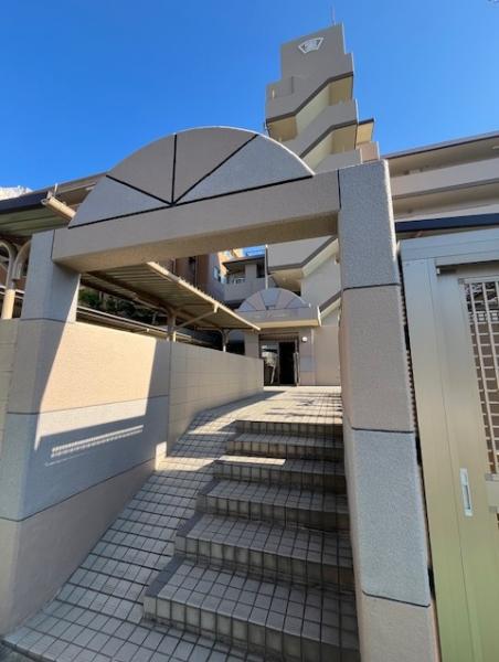 宝マンション滝ノ水　リノベーション済＋ペット飼育可 エントランス（外）