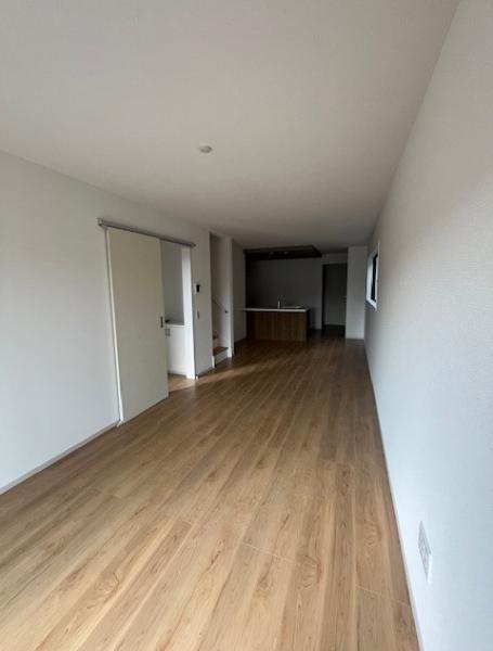 桃山2丁目　リビングアップ階段＋神沢駅徒歩10分の家　２号棟 リビングダイニング