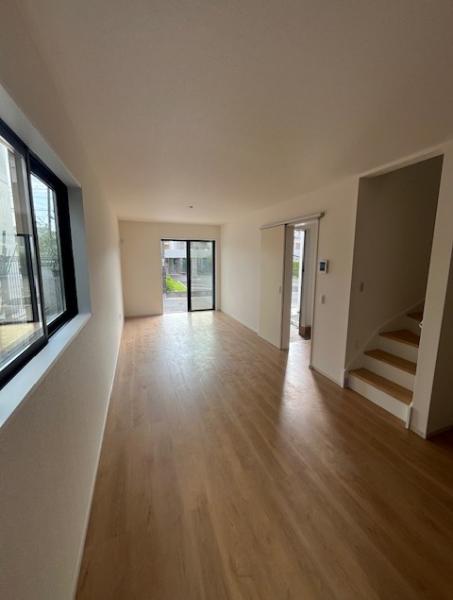 桃山2丁目　リビングアップ階段＋神沢駅徒歩10分の家　２号棟 リビングダイニング