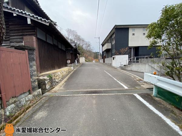 【不動産販売　愛媛総合】4141　土地　今治市玉川町中村 前面道路含む現地写真 