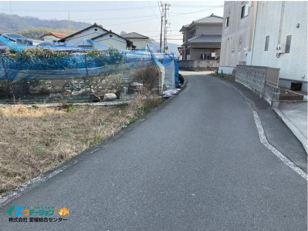 【不動産販売　愛媛総合】7893　土地　新居浜市東田１丁目 前面道路含む現地写真 