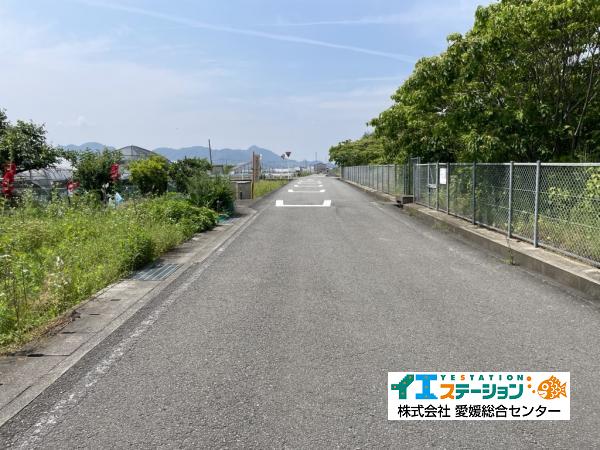 【不動産販売　愛媛総合】8181　土地　西条市新市 前面道路含む現地写真 