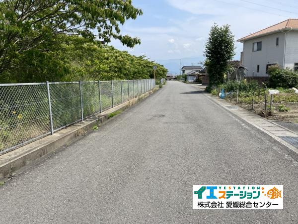 【不動産販売　愛媛総合】8181　土地　西条市新市 前面道路含む現地写真 