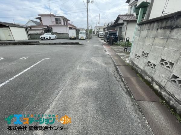 【不動産販売　愛媛総合】8520　土地　西条市朔日市 前面道路含む現地写真 