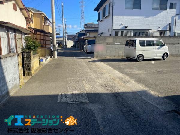 【不動産販売　愛媛総合】8999　土地　今治市石井町1丁目 前面道路含む現地写真 