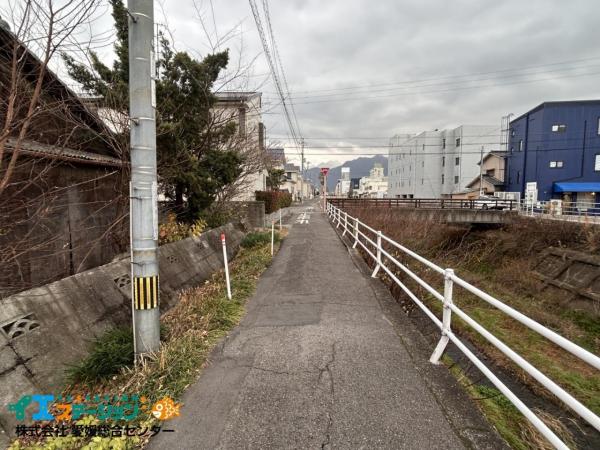 8262　土地　新居浜市八雲町 前面道路含む現地写真 