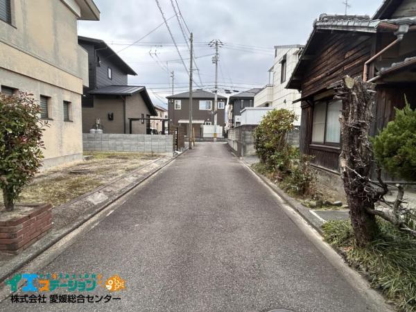 8262　土地　新居浜市八雲町 前面道路含む現地写真 