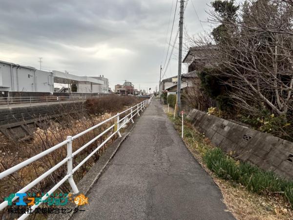 8262　土地　新居浜市八雲町 前面道路含む現地写真 