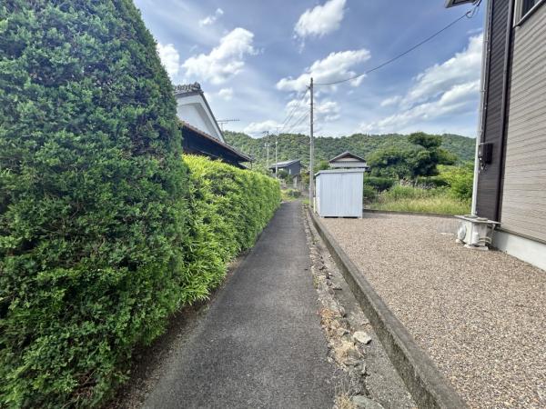 【不動産販売　愛媛総合】10888　中古住宅　四国中央市土居町北野 前面道路含む現地写真 