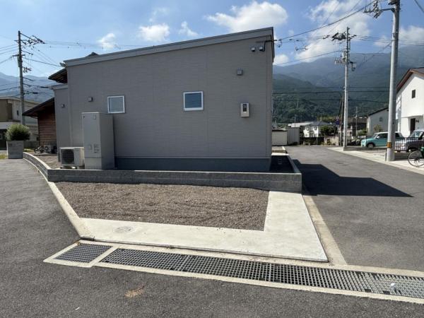 11570　未入居住宅　四国中央市寒川町 前面道路含む現地写真 