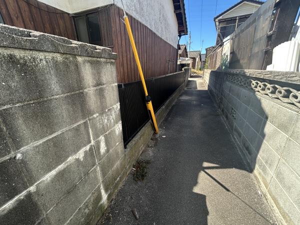 【不動産販売　愛媛総合】11380　中古住宅　今治市河南町1丁目 前面道路含む現地写真 