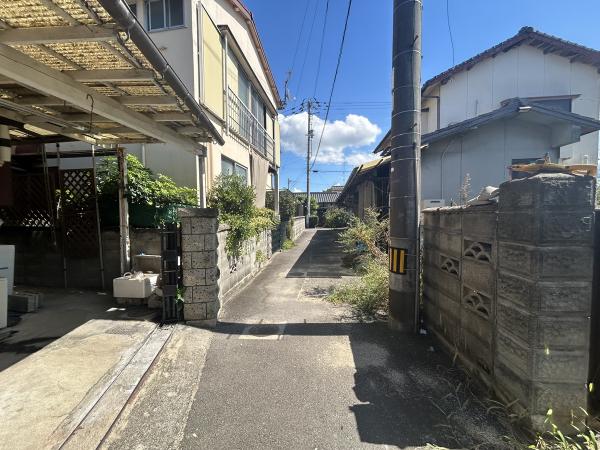 【不動産販売　愛媛総合】11380　中古住宅　今治市河南町1丁目 前面道路含む現地写真 