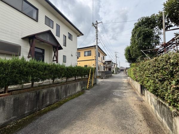 【不動産販売　愛媛総合】11014　新居浜市上原1丁目 前面道路含む現地写真 