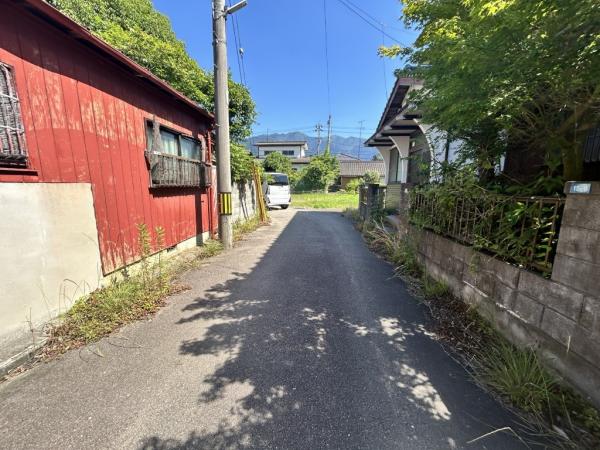 【不動産販売　愛媛総合】11711　中古住宅　新居浜市岸の上町1丁目 前面道路含む現地写真 