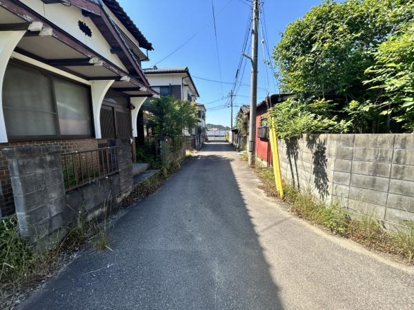 【不動産販売　愛媛総合】11711　中古住宅　新居浜市岸の上町1丁目 前面道路含む現地写真 