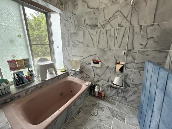 【不動産販売　愛媛総合】11701　中古住宅　新居浜市萩生 浴室 