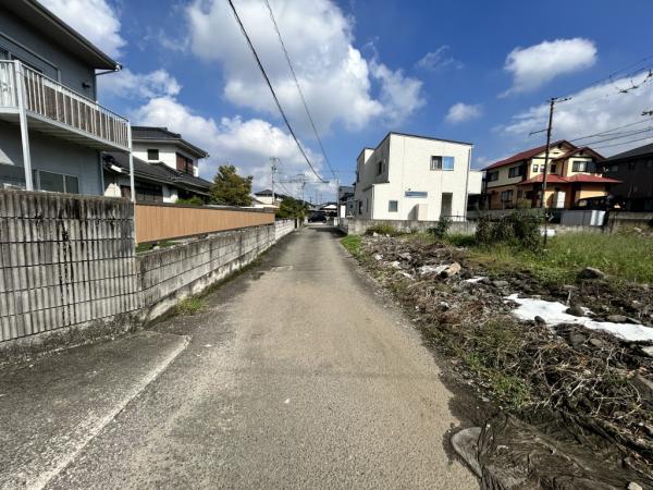 【不動産販売　愛媛総合】11701　中古住宅　新居浜市萩生 前面道路含む現地写真 
