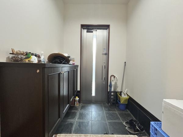 【不動産販売　愛媛総合】11701　中古住宅　新居浜市萩生 玄関 