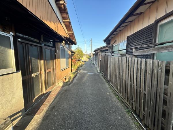 【不動産販売　愛媛総合】11946　中古住宅　新居浜市清水町 前面道路含む現地写真 