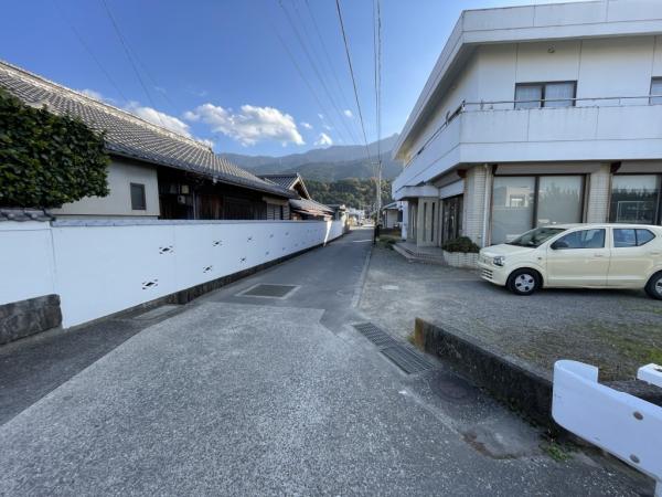 【不動産販売　愛媛総合】11795　中古住宅　四国中央市豊岡町長田 前面道路含む現地写真 