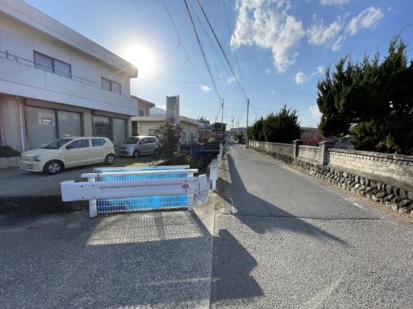 【不動産販売　愛媛総合】11795　中古住宅　四国中央市豊岡町長田 前面道路含む現地写真 