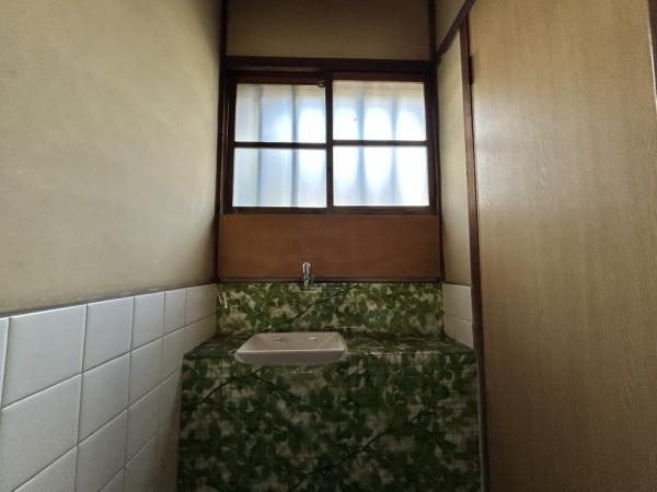 中古戸建 新居浜市西の土居町１丁目9-23 JR予讃線新居浜駅 380万円