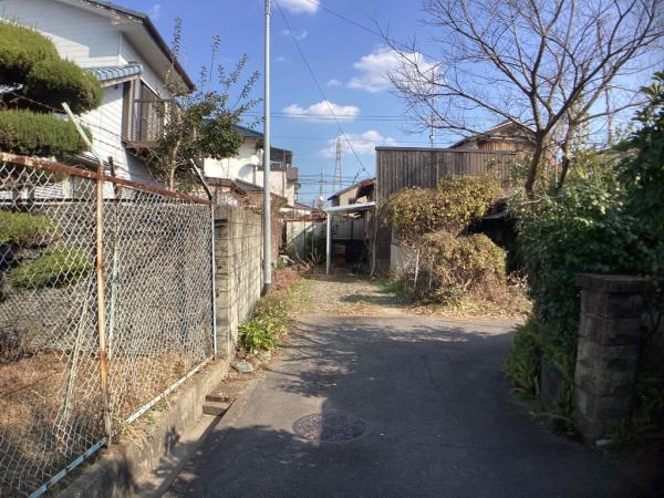 【不動産販売　愛媛総合】11965+12243　中古住宅　新居浜市東雲町1丁目 前面道路含む現地写真 