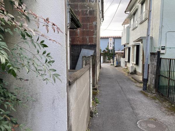 鹿沼市石橋町　2階建て4K　蔵付き【薬王寺まで徒歩1分】 前面道路含む現地写真 