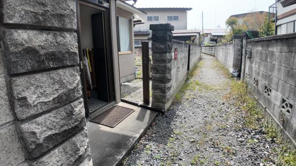 鹿沼市府所町　平屋4LDK＋納戸　離れ 前面道路含む現地写真 