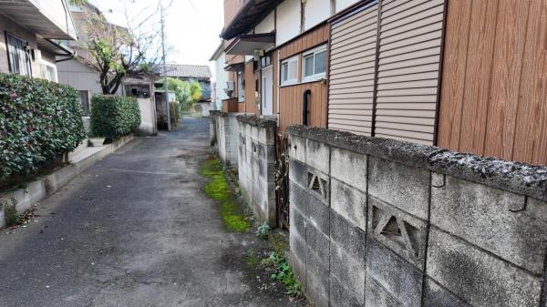 栃木市岩舟町静和　2階建て6K　静和駅まで徒歩約3分 前面道路含む現地写真 