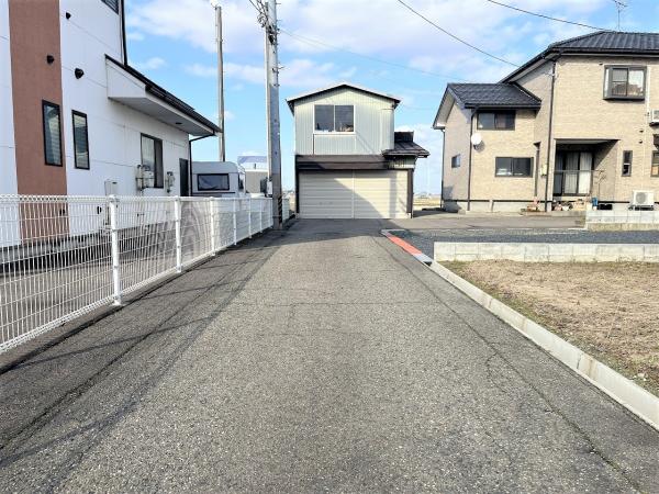 秋葉区小須戸【全2区画】 前面道路含む現地写真 