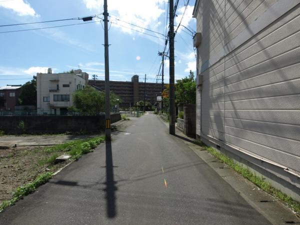 三条市東三条2丁目 前面道路含む現地写真 