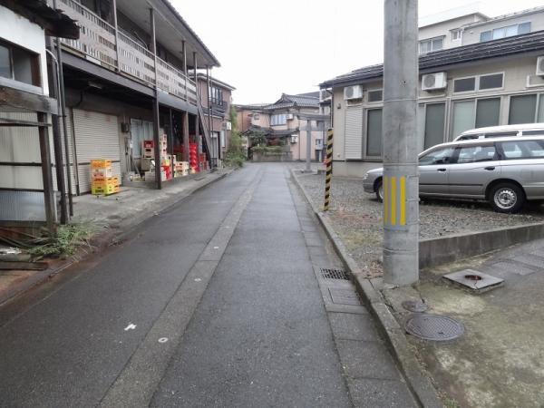 長岡市春日1丁目 前面道路含む現地写真 